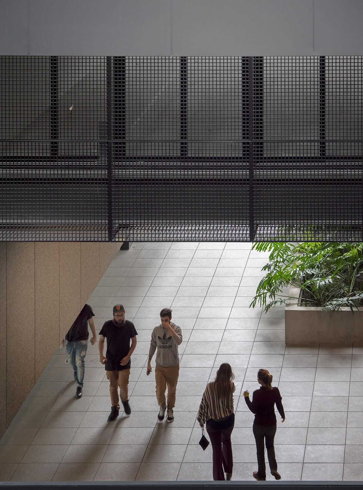 Vista interna do edifício Une com algumas pessoas 