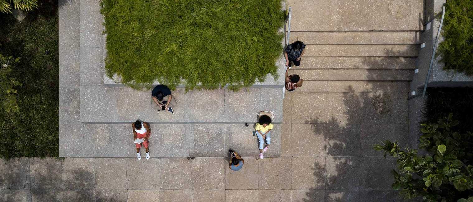 Pessoas sentadas em escada