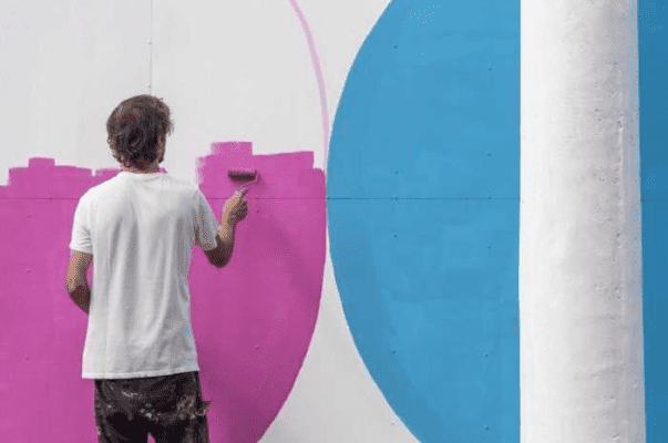 Celso Mazu, conhecido como Prozak, pintando um painél