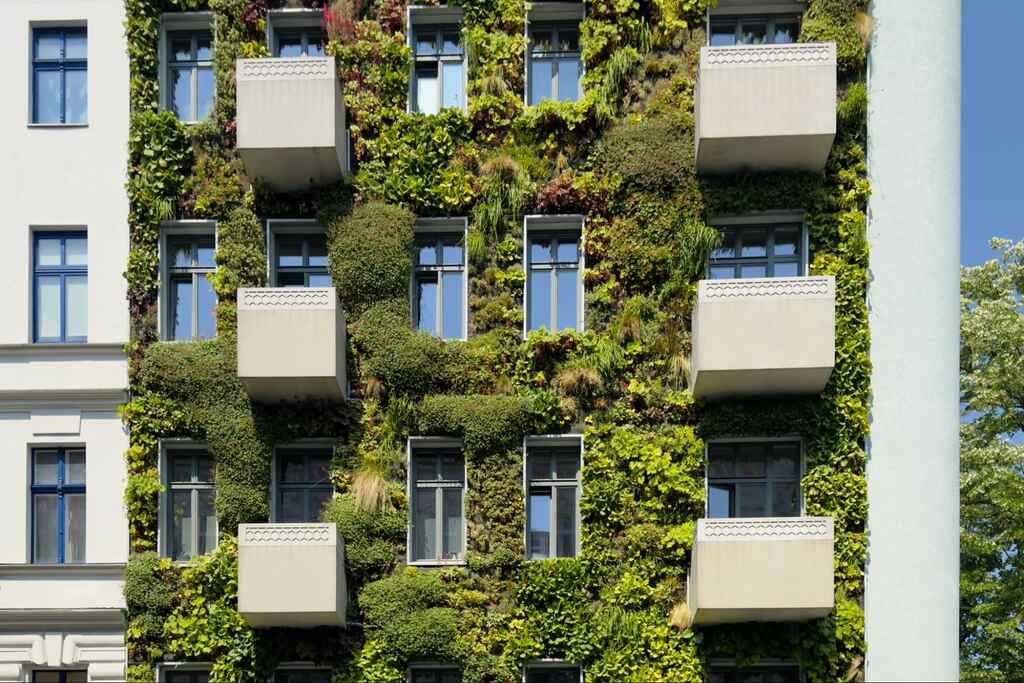 edifício com plantas representando a biofilia