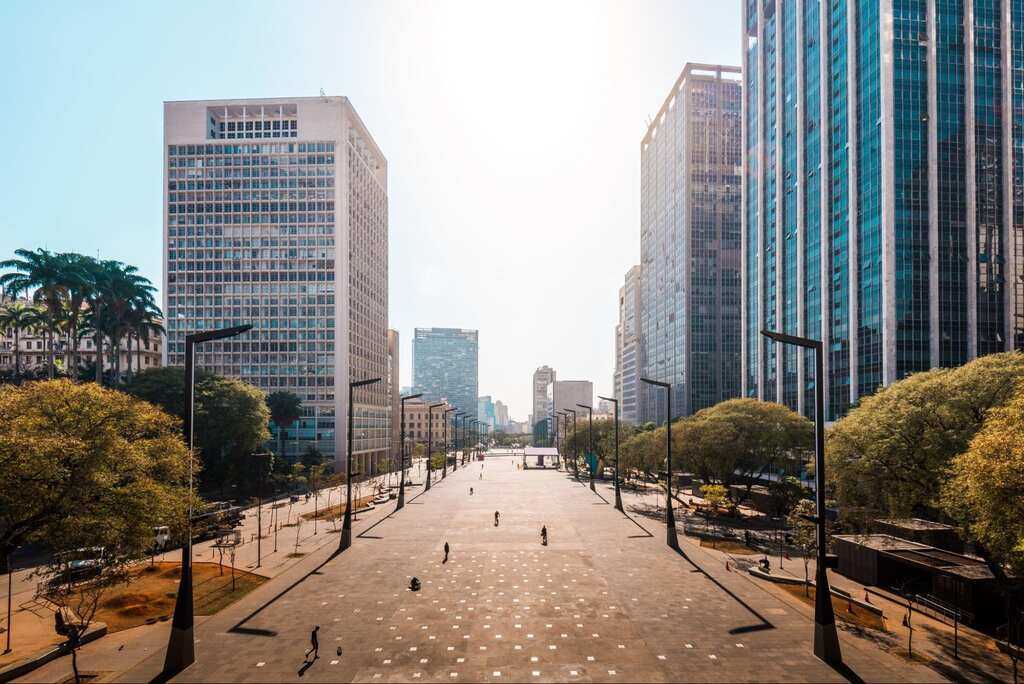 ambiente ao ar livre representando as praças de São Paulo