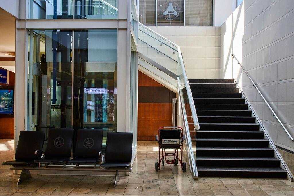 espaço com escadas, representando a importância da gentileza urbana