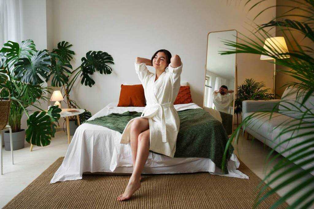mulher descansando em apartamento studio
