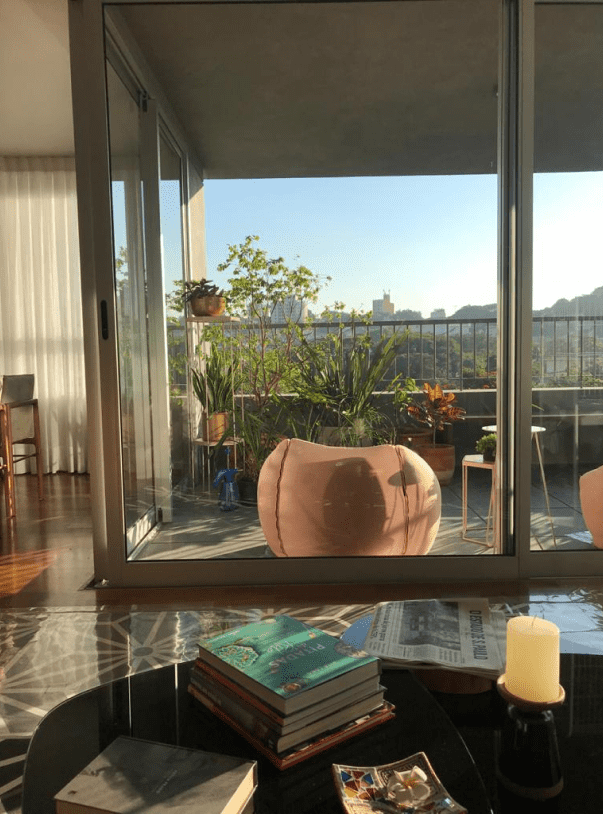 Sala de estar de Priscila Fecher no empreendimento Àrbol