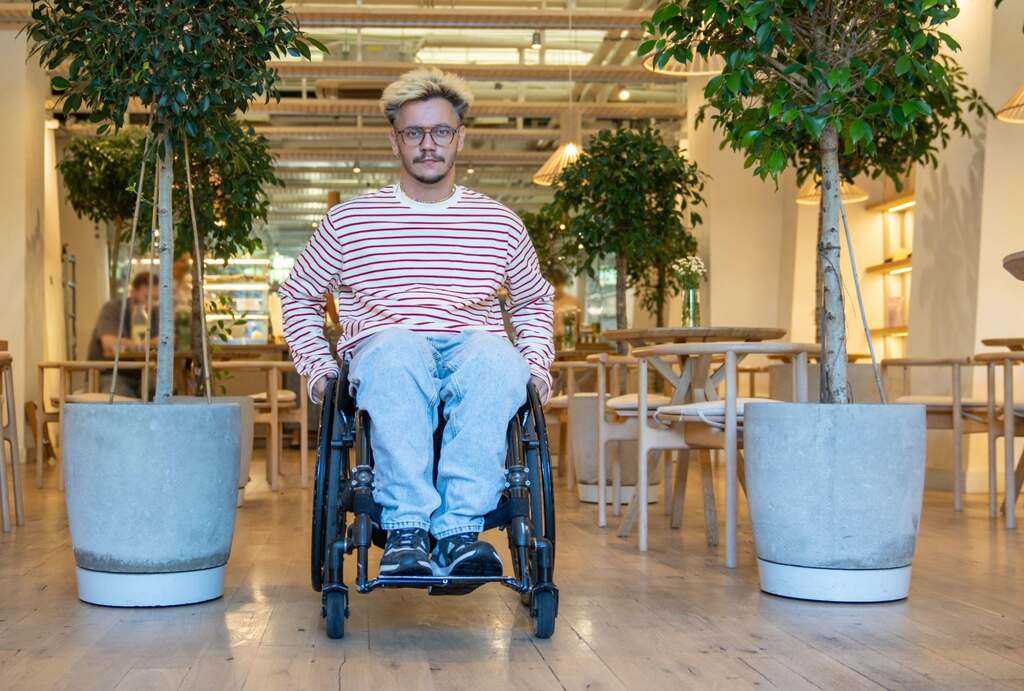 pessoa cadeirante em espaço com gentileza urbana