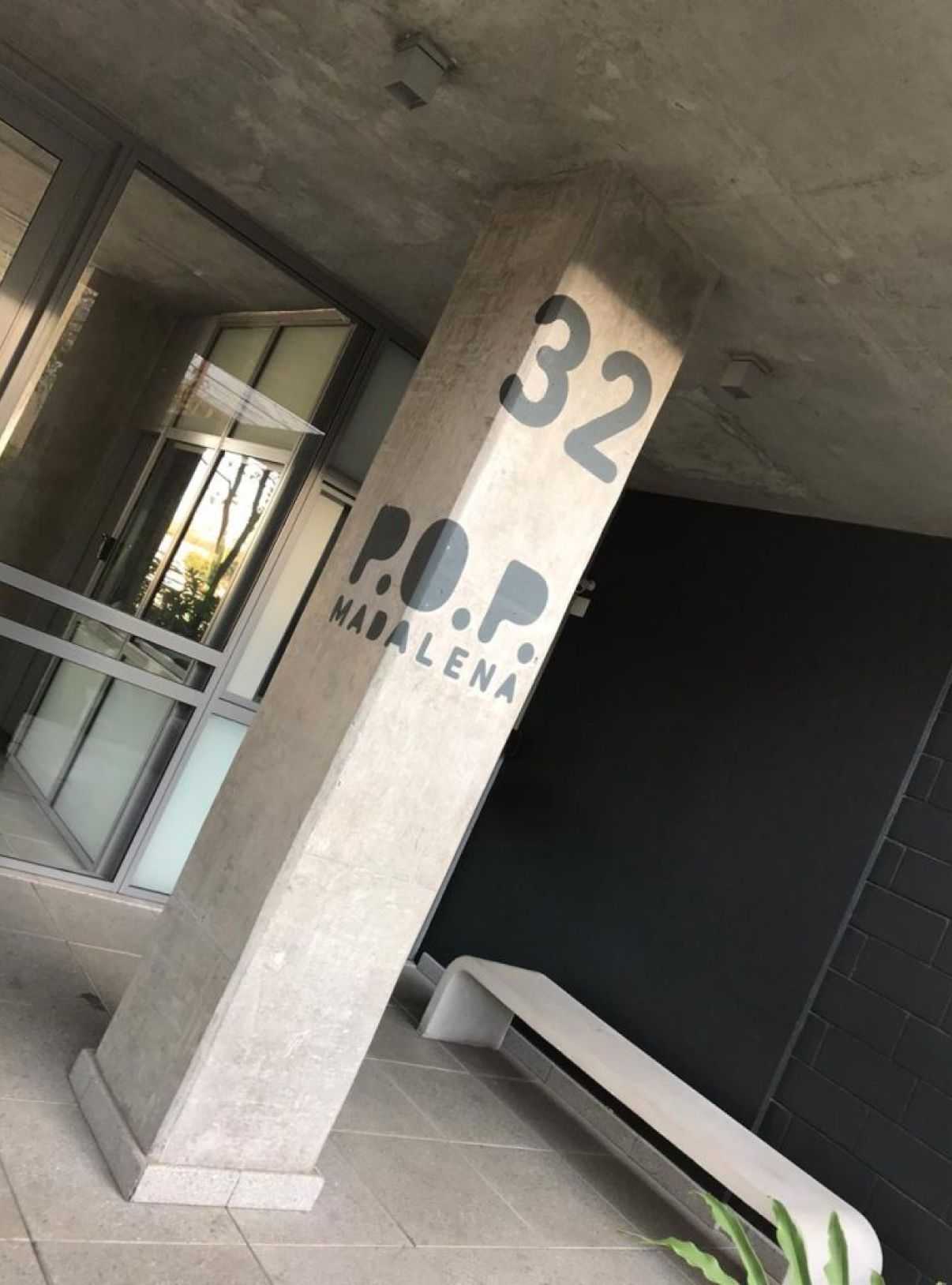 Coluna com o nome do edifício POP Madalena